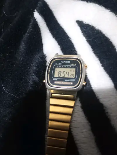 Reloj digital Casio dorado vintage - miniatura 1