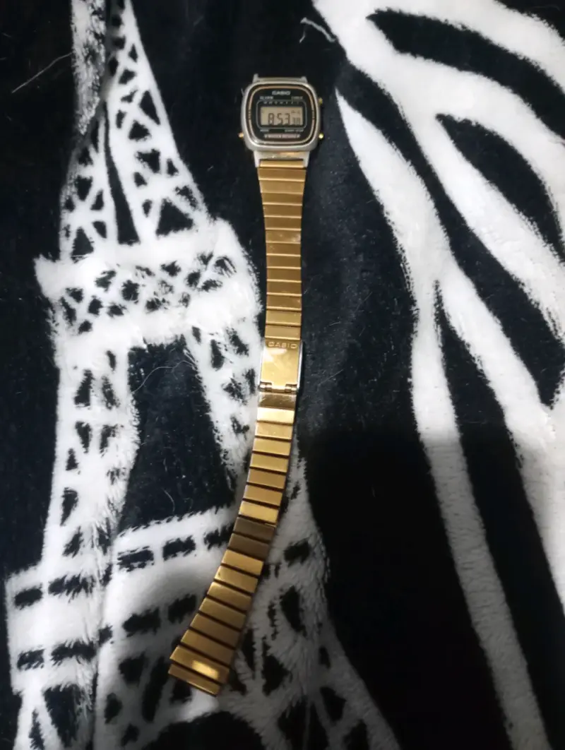 Reloj digital Casio dorado vintage - 3