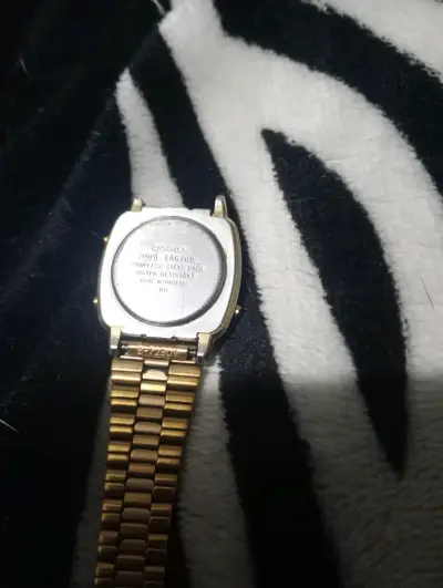 Reloj digital Casio dorado vintage - miniatura 4