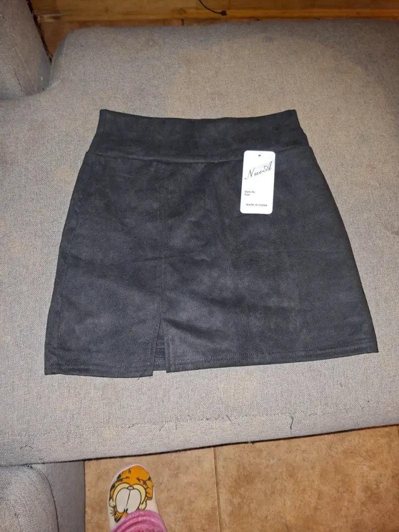 Falda short corta negra con abertura lateral