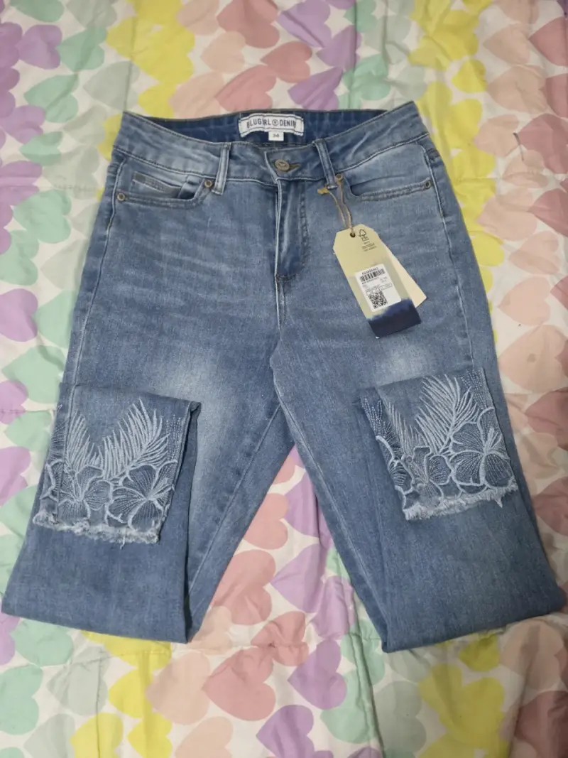 Jeans con bordado floral - 1