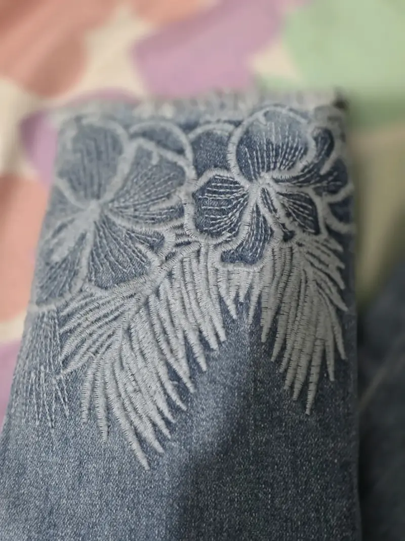 Jeans con bordado floral - 3