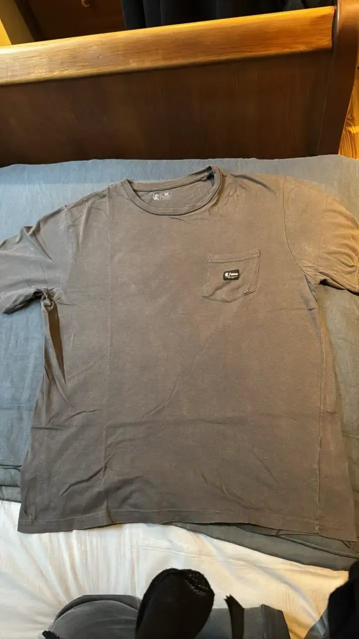 Polera gris con bolsillo marca Froens
