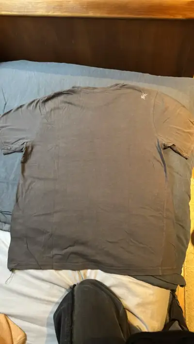 Polera gris con bolsillo marca Froens - miniatura 2