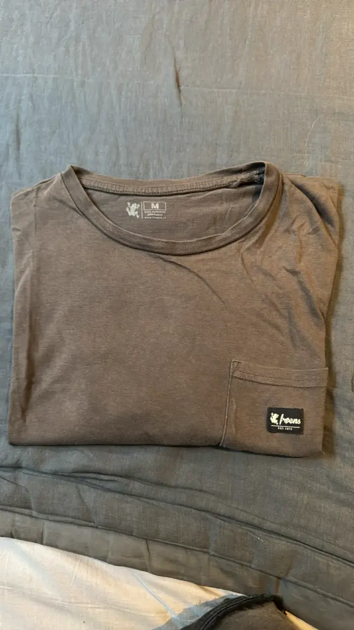 Polera gris con bolsillo marca Froens - 3