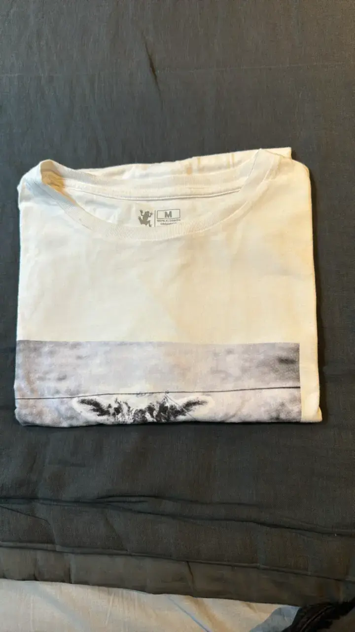 Polera blanca con estampado gráfico talla M