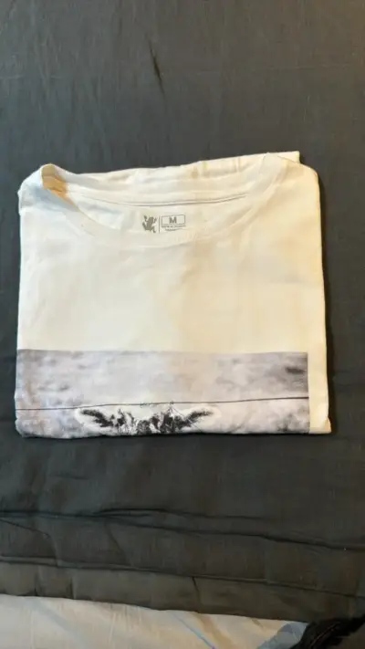 Polera blanca con estampado gráfico talla M - miniatura 1