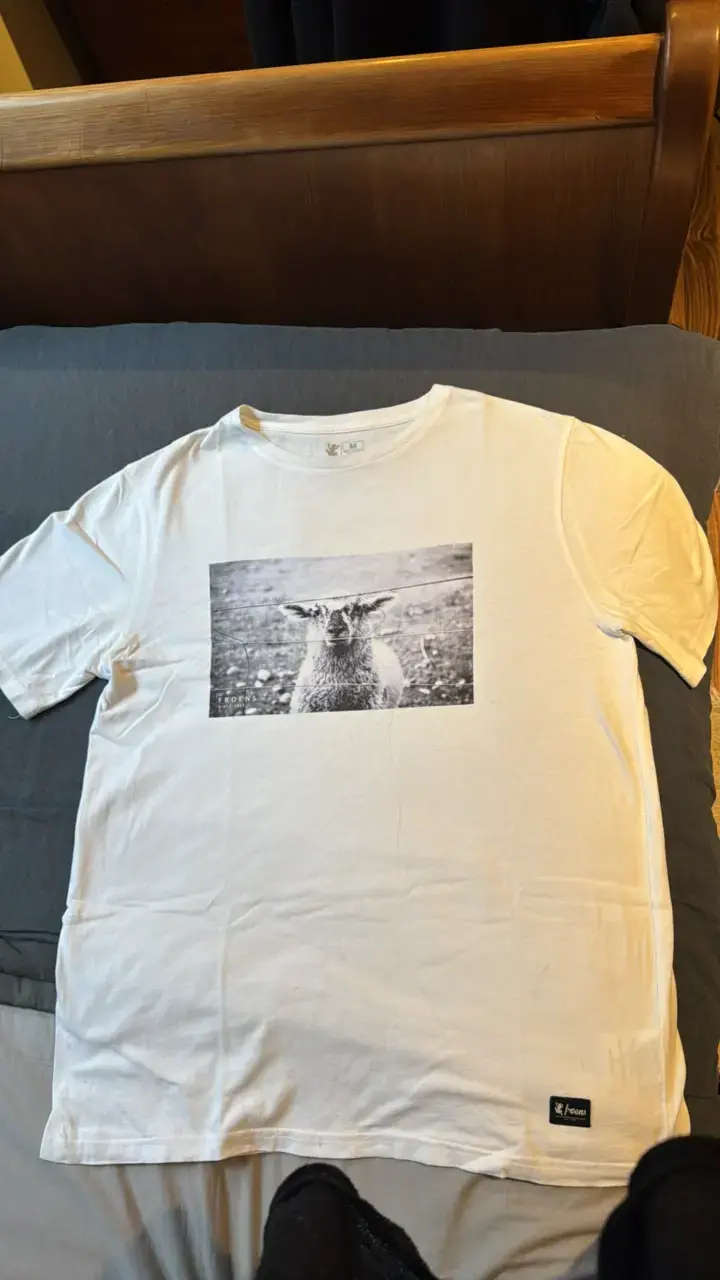 Polera blanca con estampado gráfico talla M - 2