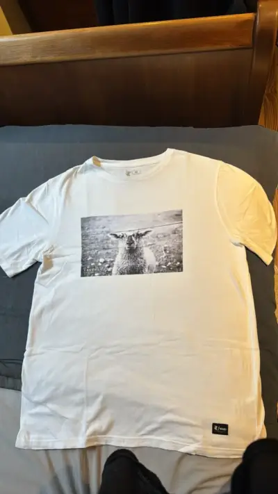 Polera blanca con estampado gráfico talla M - miniatura 2