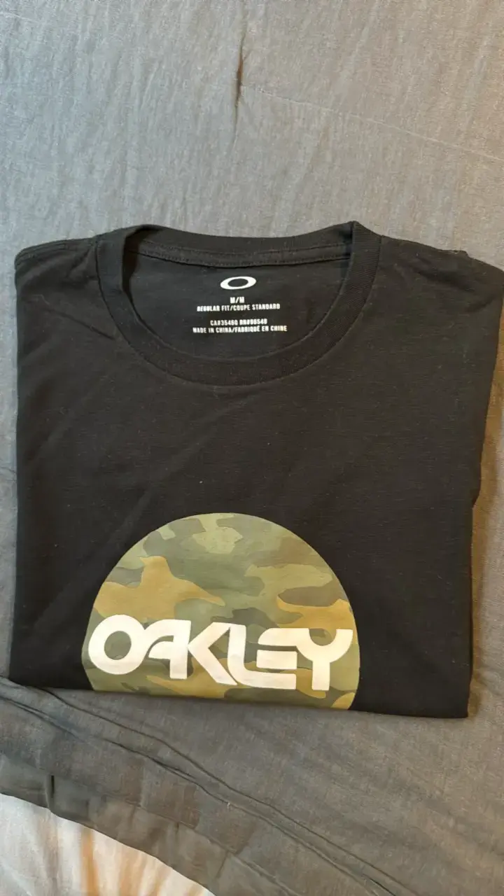 Polera Oakley negra con logo camuflado - 1