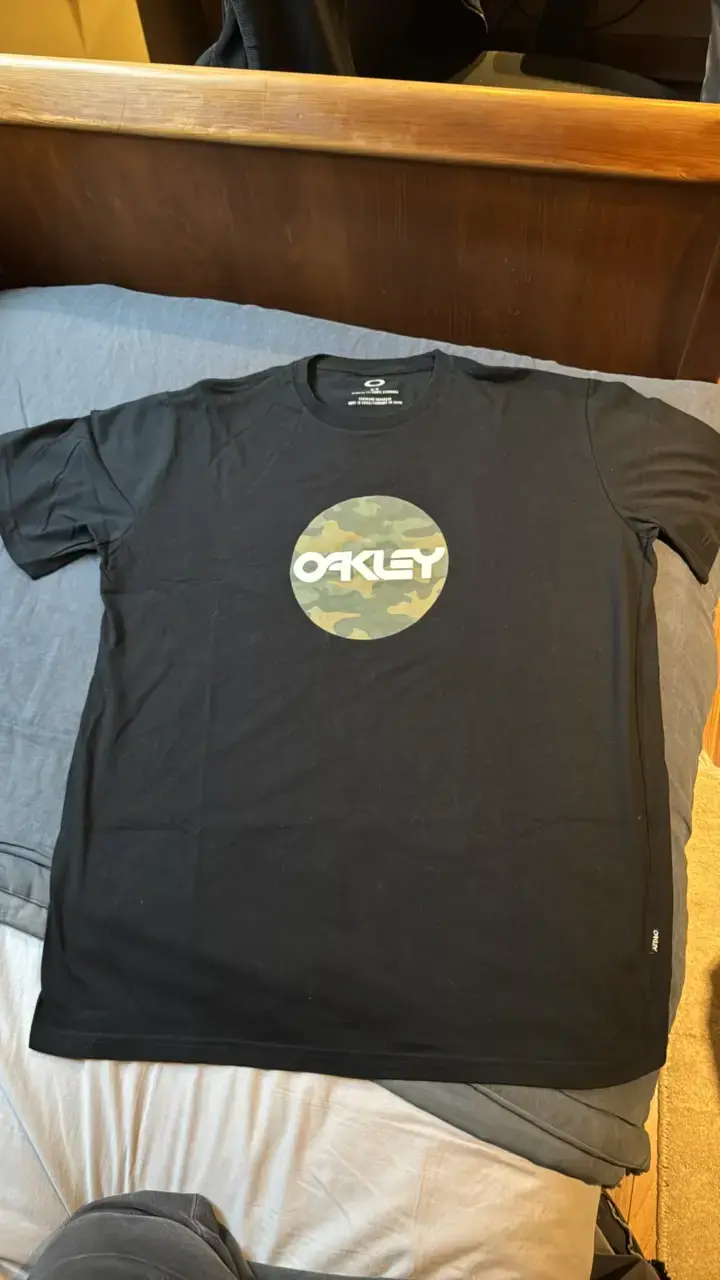 Polera Oakley negra con logo camuflado - 2