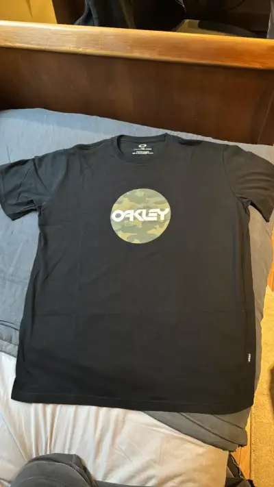 Polera Oakley negra con logo camuflado - miniatura 2