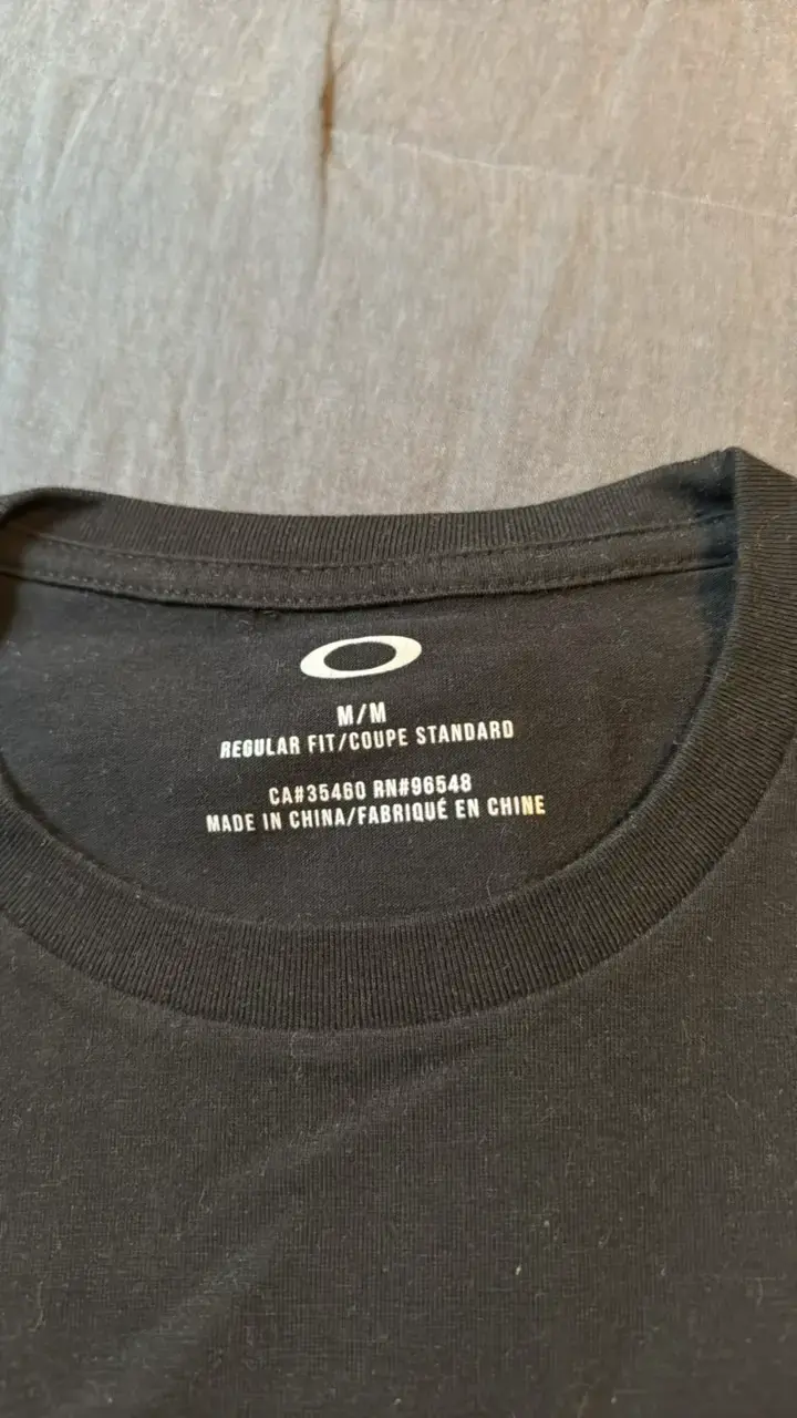 Polera Oakley negra con logo camuflado - 4