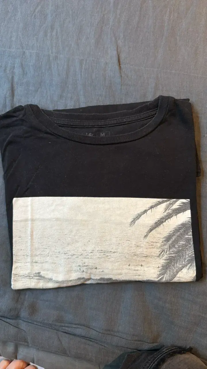 Polera negra Froens con estampado de paisaje - 1