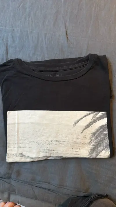 Polera negra Froens con estampado de paisaje - miniatura 1