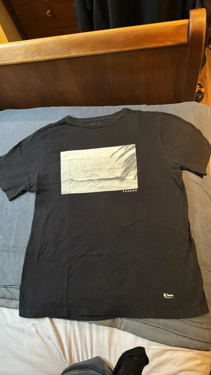 Polera negra Froens con estampado de paisaje - 2