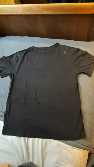 Polera negra Froens con estampado de paisaje - miniatura 3
