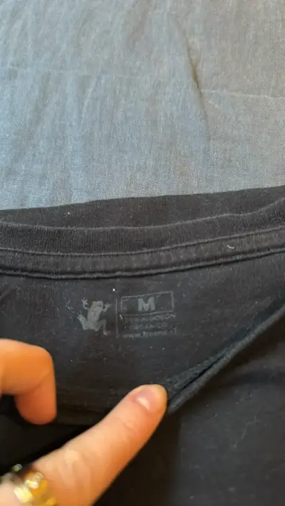 Polera negra Froens con estampado de paisaje - miniatura 4