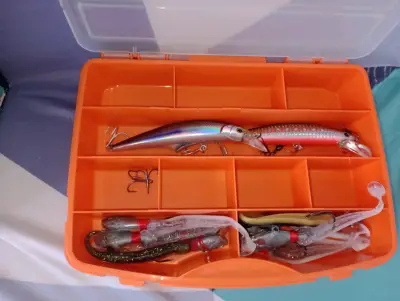 Caja de pesca con señuelos y anzuelos - miniatura 1