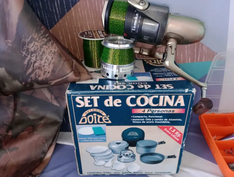 Caja de pesca con señuelos y anzuelos - 3