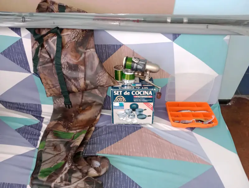 Caja de pesca con señuelos y anzuelos - 6