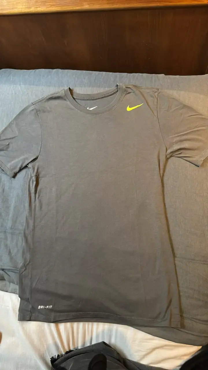 Polera Nike Dri-FIT gris deportiva - 1