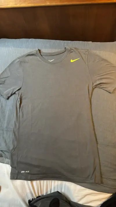 Polera Nike Dri-FIT gris deportiva - miniatura 1