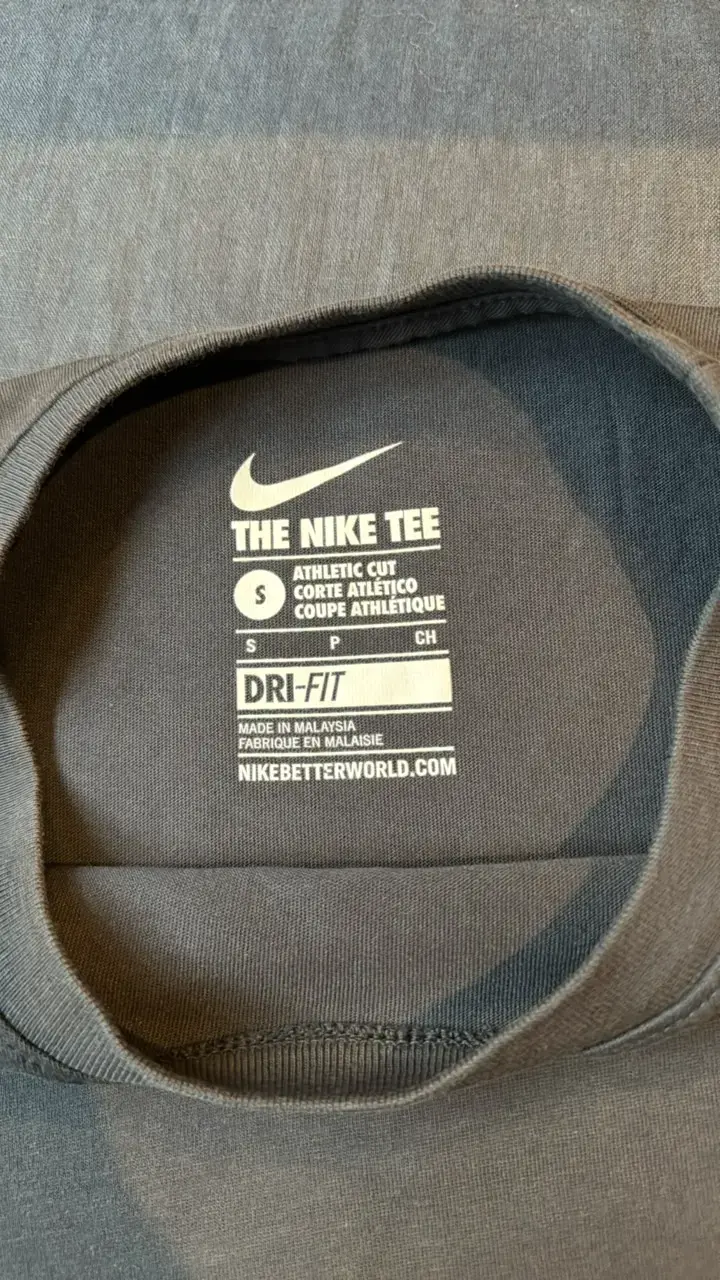 Polera Nike Dri-FIT gris deportiva - 2