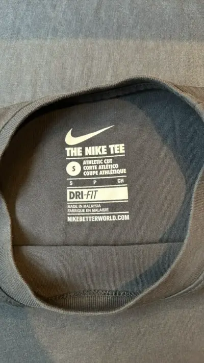 Polera Nike Dri-FIT gris deportiva - miniatura 2