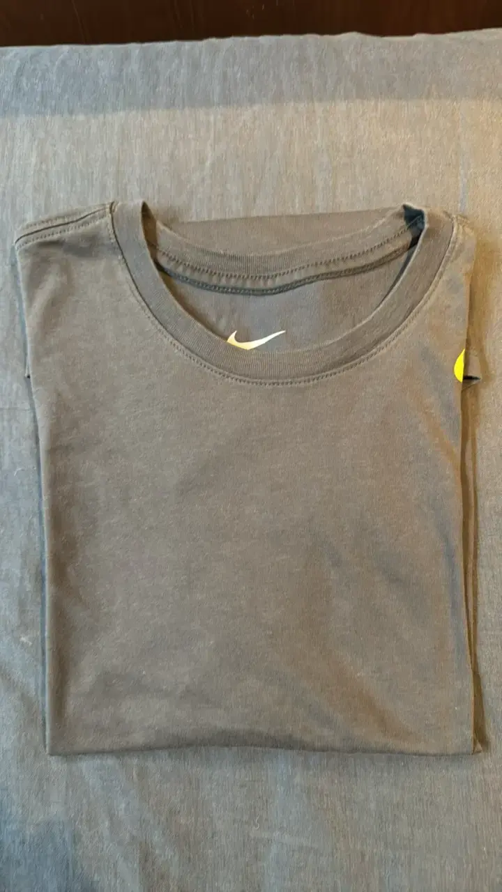 Polera Nike Dri-FIT gris deportiva - 3