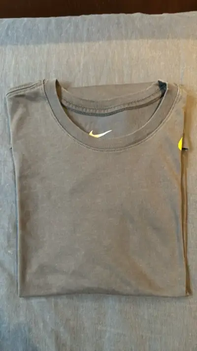 Polera Nike Dri-FIT gris deportiva - miniatura 3