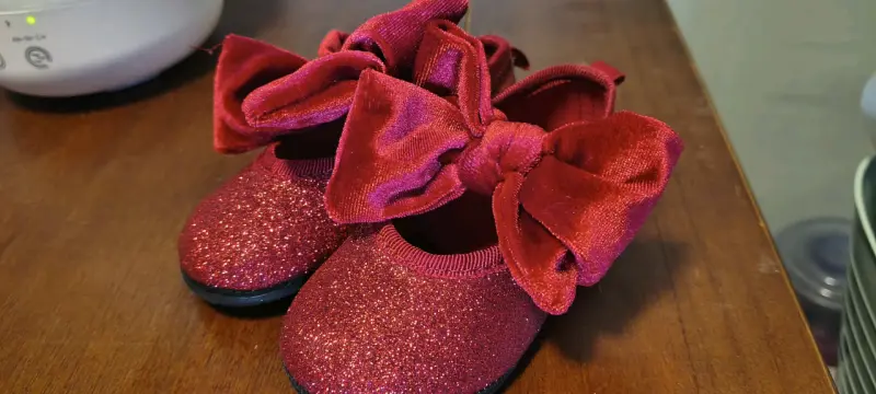 Zapatos de bebé rojos con lazo brillante
