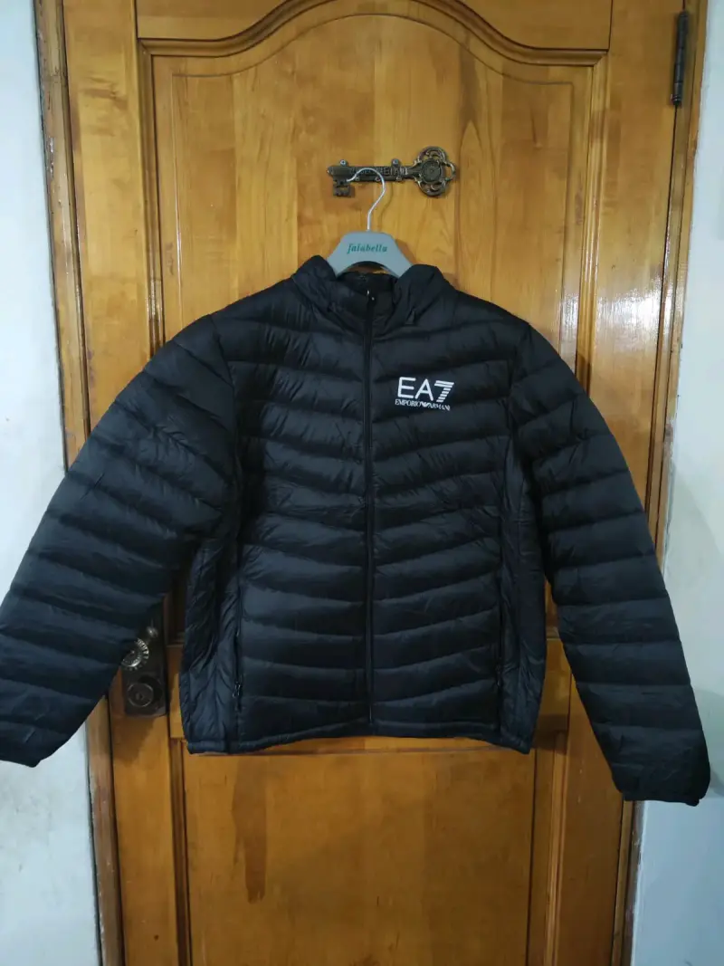 Chaqueta negra EA7
