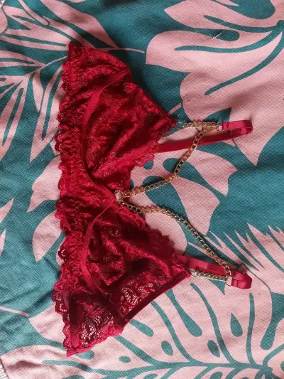 Bralette de encaje rojo con cadenas doradas - miniatura 1