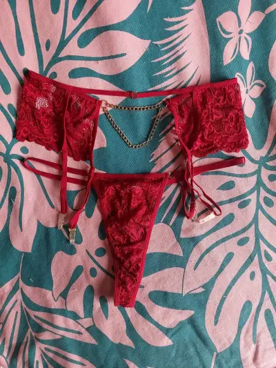 Bralette de encaje rojo con cadenas doradas - miniatura 2