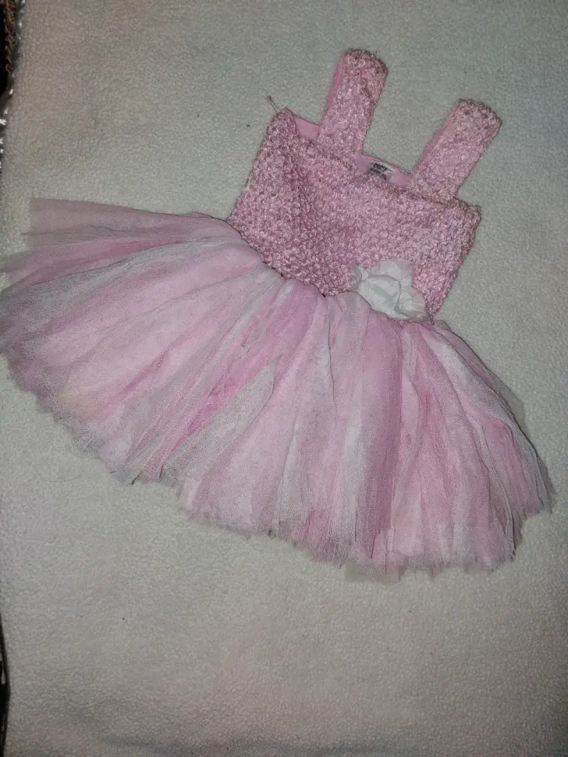 Vestido de niña rosa con tul y flor - 1