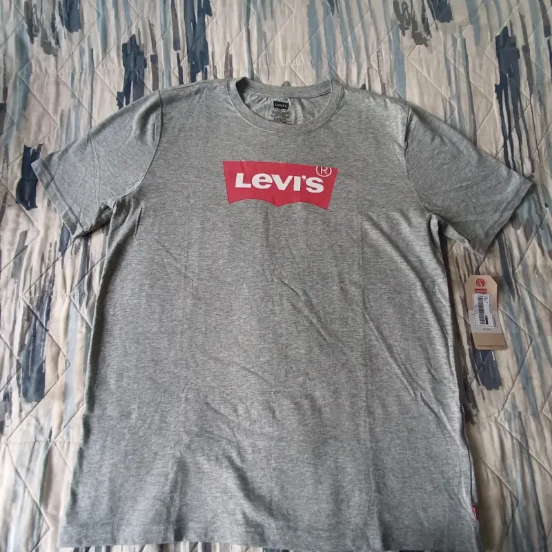 Polera Levi's gris con logo rojo - 1