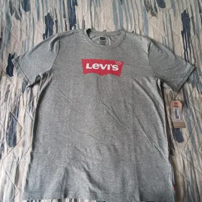Polera Levi's gris con logo rojo - miniatura 1