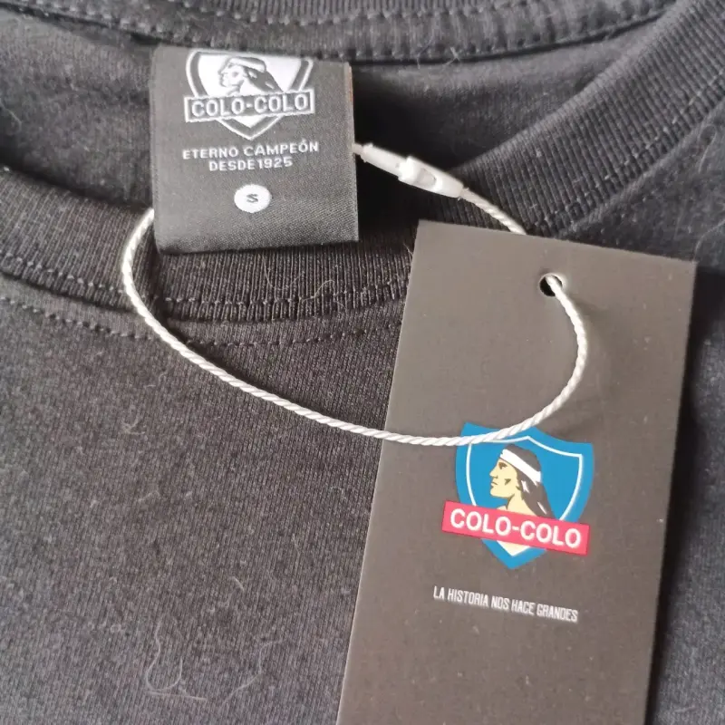 Polera negra Colo-Colo con diseño de rosas - 2