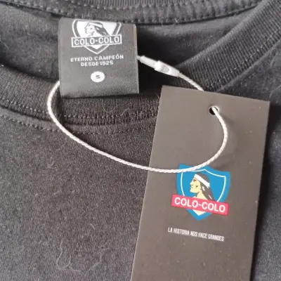 Polera negra Colo-Colo con diseño de rosas - miniatura 2
