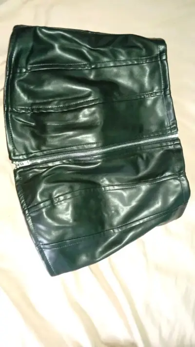 Top de cuero negra con cierre - miniatura 1