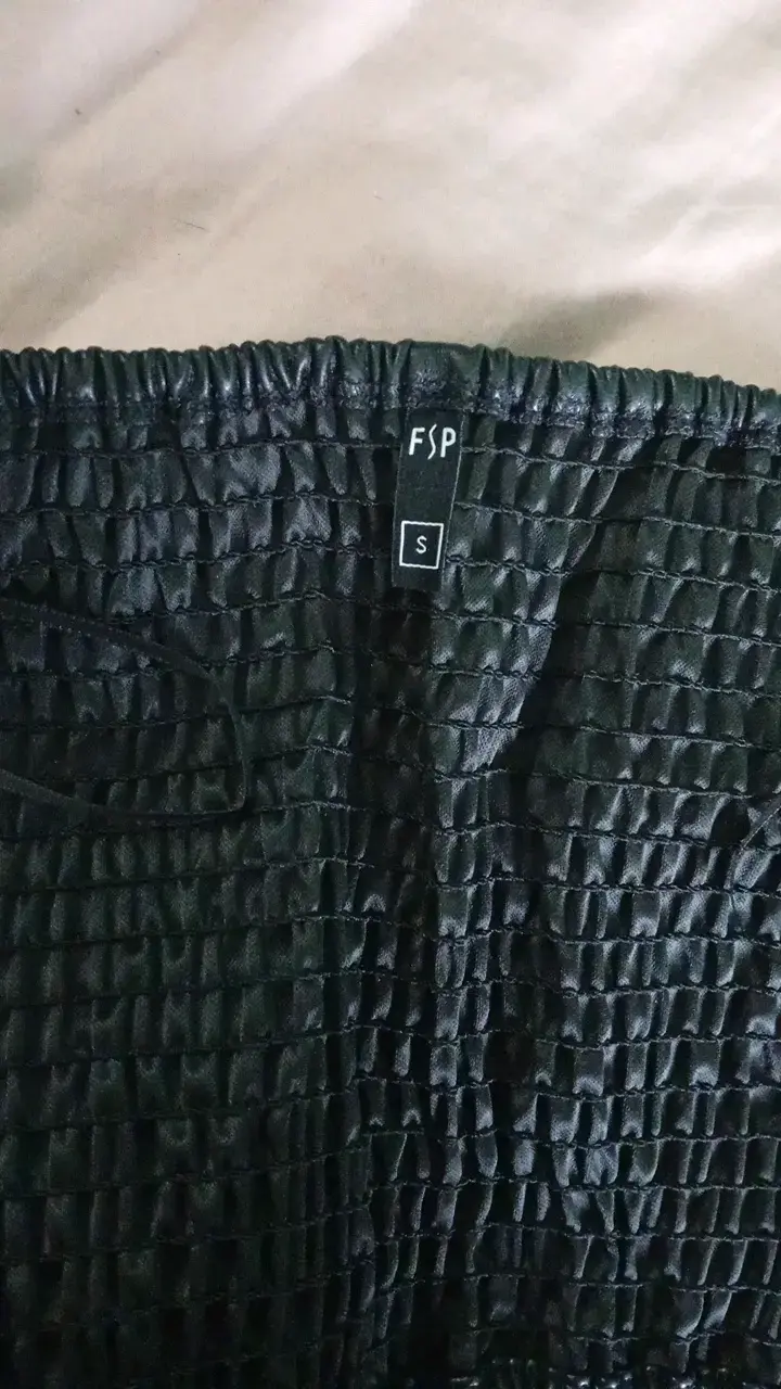 Top de cuero negra con cierre - 3