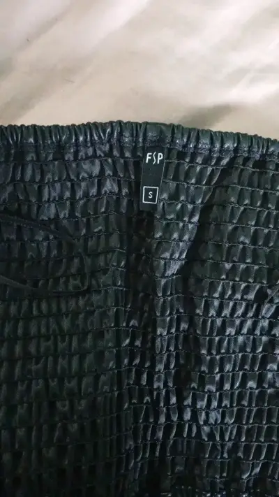 Top de cuero negra con cierre - miniatura 3