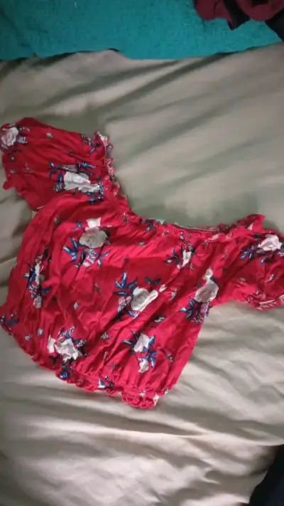 Blusa roja floral con hombros descubiertos - miniatura 1