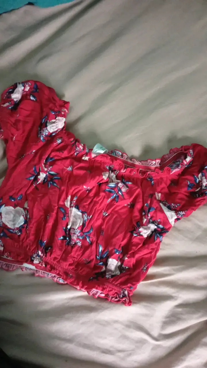Blusa roja floral con hombros descubiertos - 2