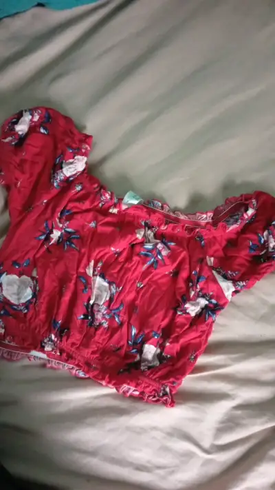 Blusa roja floral con hombros descubiertos - miniatura 2