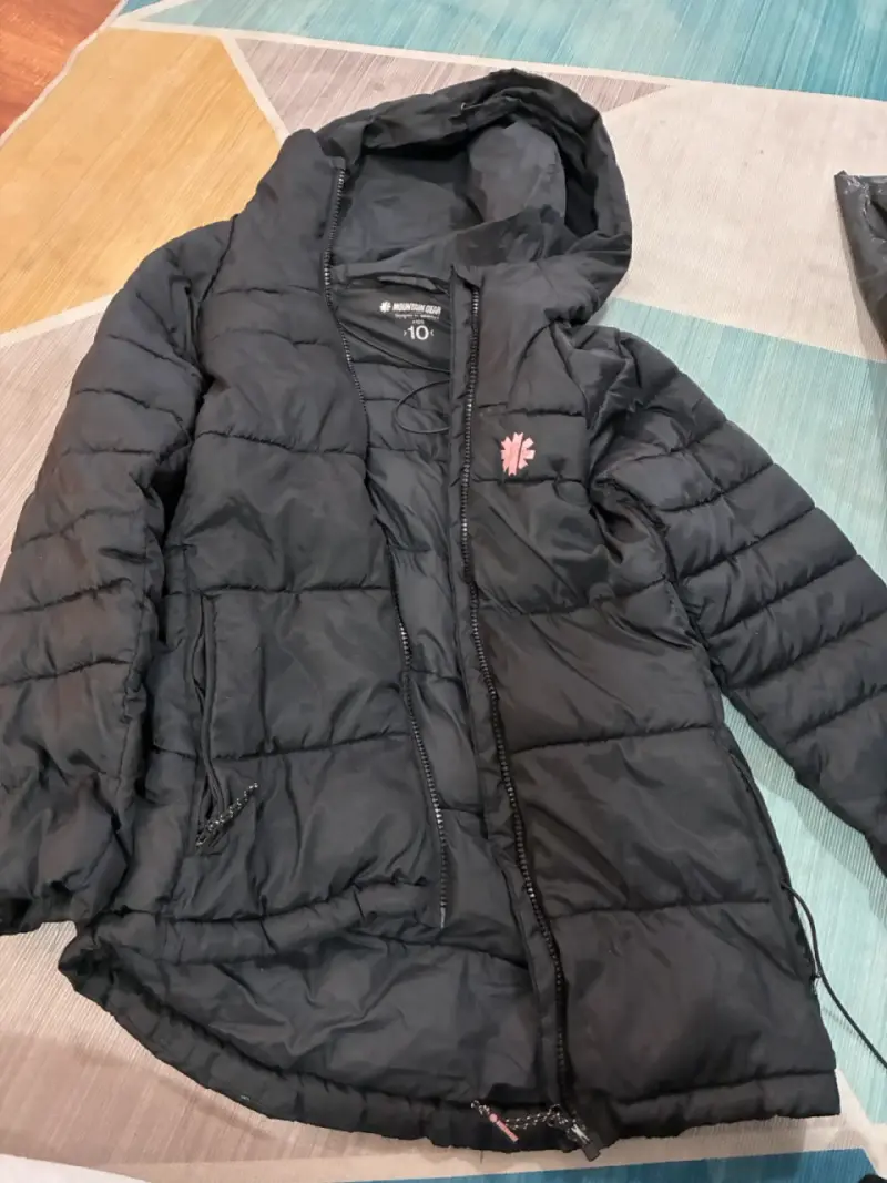 Chaqueta acolchada Mountain Gear negra con capucha - 1