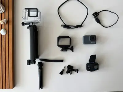 Cámara GoPro 7 silver con accesorios y trípode - miniatura 1