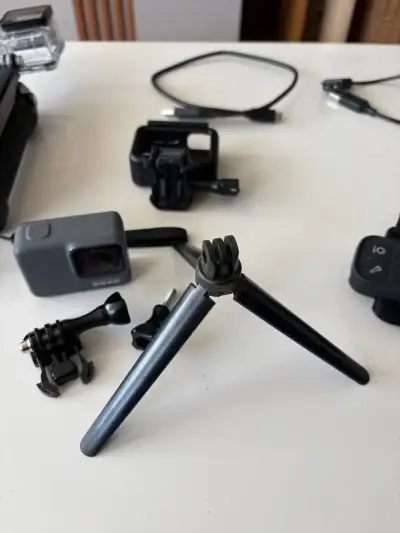 Cámara GoPro 7 silver con accesorios y trípode - miniatura 5