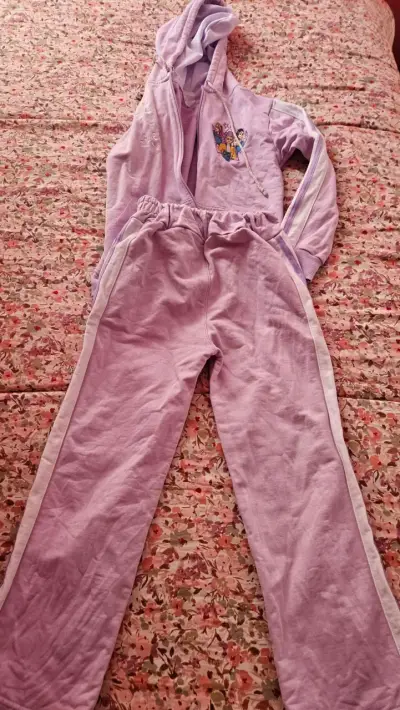 Conjunto deportivo infantil lila con capucha - miniatura 1
